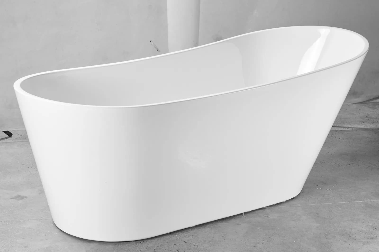 25A04-67 freestanding bathtub — view 1