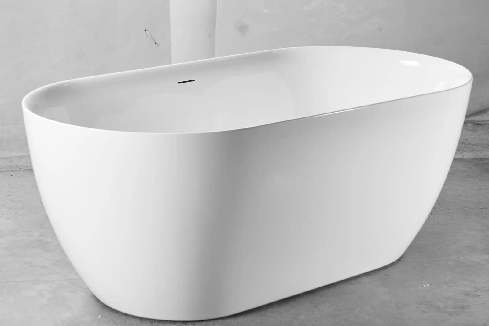25A09-60 freestanding bathtub — view 1